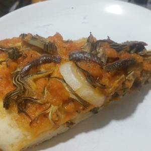Pizza de alcachofas con anchoas apta para personas con diabetes