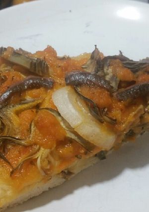 Foto principal de Pizza de alcachofas con anchoas apta para personas con diabetes