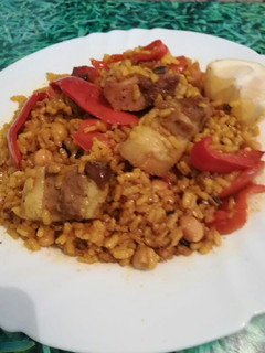 Una foto de Arroz con costillas y garbanzos
