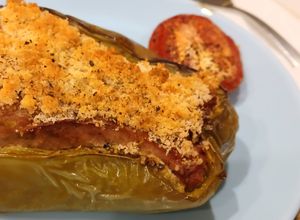 Una foto de Barcas de Pollo en Pimiento Verde Asadas al aroma de Kebab con Tomate Confitado
