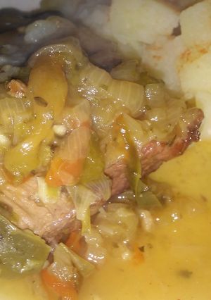 Una foto de Carne a la olla con papas