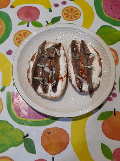 Una foto de Tostadas con anchoas y flores de habas. "Pon flores en tu boca"