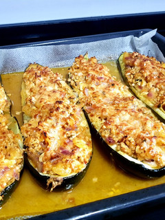 Una foto de Calabacines rellenos con salsa semi boloñesa de pavo picado