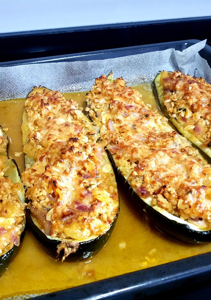 Una foto de Calabacines rellenos con salsa semi boloñesa de pavo picado