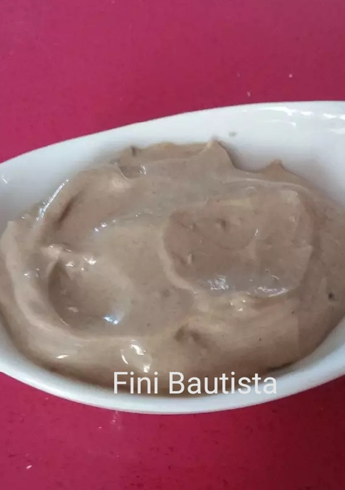 Una foto de Alioli de leche con ajo negro