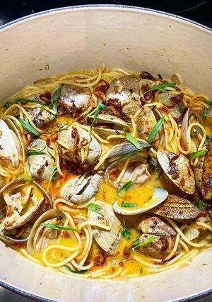 Una foto de Pasta con almejas y lima con café