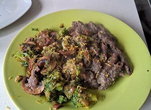Una foto de Fideos con salsa de zucchini con brócoli y champis