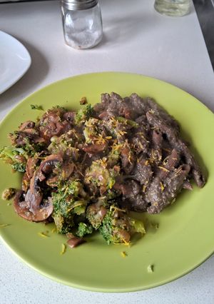 Una foto de Fideos con salsa de zucchini con brócoli y champis