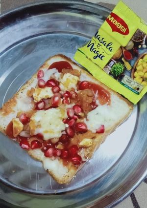 ब्रेड पिज़्ज़ा (bread pizza recipe in Hindi) रेसिपी मुख्य फोटो