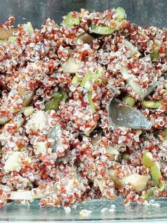 Una foto de Quinoa roja con pimiento y berenjena