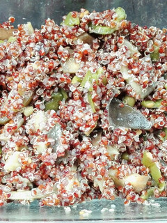 Una foto de Quinoa roja con pimiento y berenjena