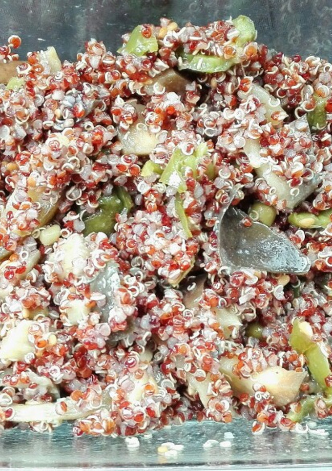 Una foto de Quinoa roja con pimiento y berenjena