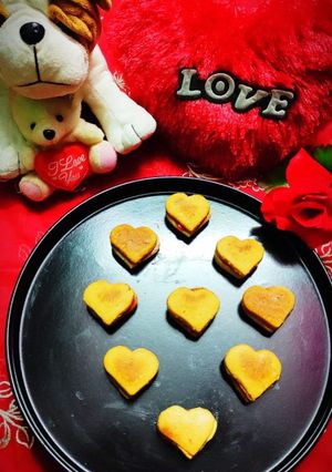 হার্ট শেপড জ্যাম ফিলড কুকিজ (Heart shaped jam filled cookies recipe in Bengali) রেসিপির প্রধান ছবি