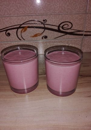 عکسی از دستور میلک شیک توت فرنگی