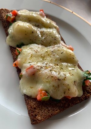 Una foto de Bruschetta con pan alemán
