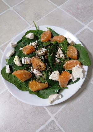 Una foto de Ensalada de mandarina, espinacas y queso de cabra