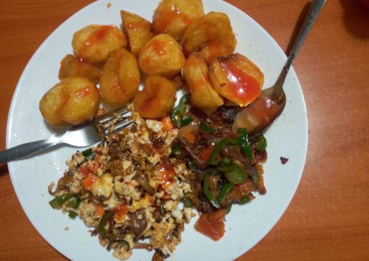 Recipe of Quick Roasted potatoes served with fried eggs & veges