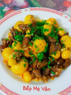 Hình của món Trứng gà non và tim gà rim mặn ngọt.