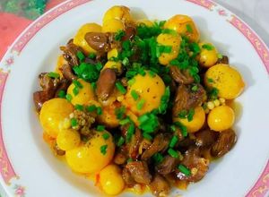 Hình của món Trứng gà non và tim gà rim mặn ngọt.