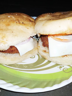आलू टिक्की बर्गर (aloo tikki burger recipe in Hindi) रेसिपी मुख्य फोटो