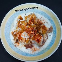 A picture of Dahi Vada.
