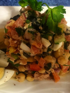 Una foto de Ensalada de garbanzos primavera