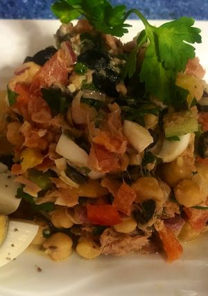 Una foto de Ensalada de garbanzos primavera