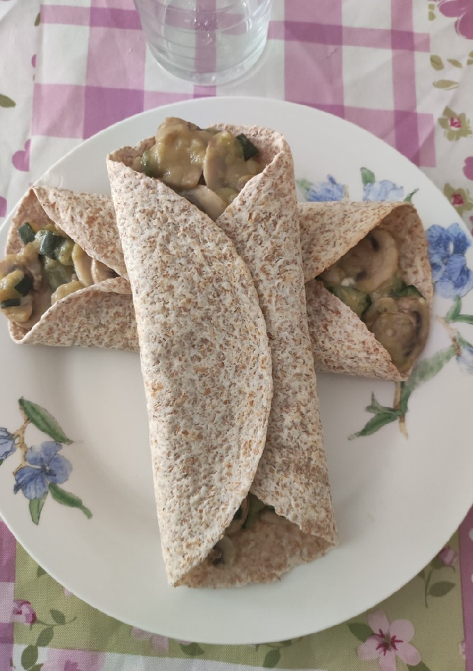 Una foto de Tortillas rellenas de calabacín, champiñones y queso