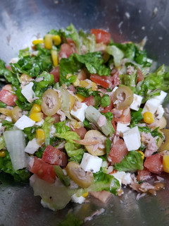Una foto de Ensalada de atún con aceitunas, tomate, maíz y queso