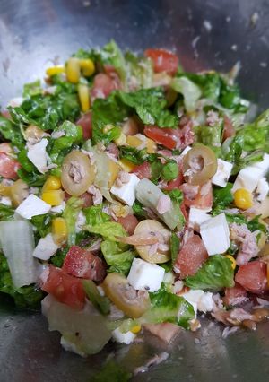 Una foto de Ensalada de atún con aceitunas, tomate, maíz y queso