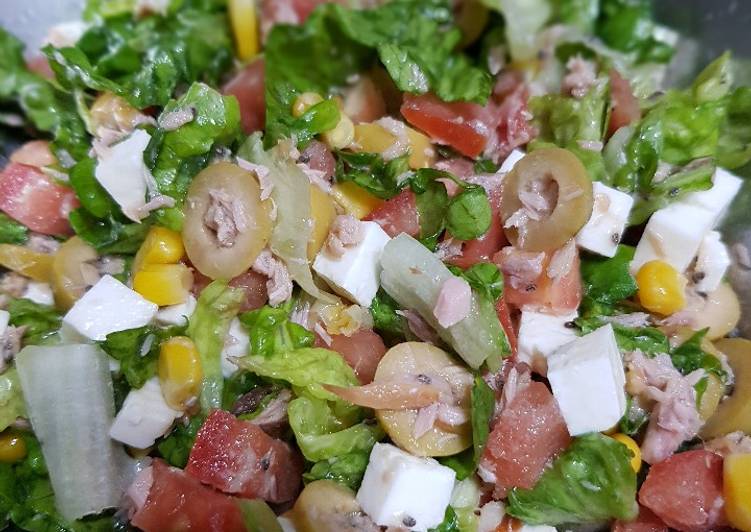 Ensalada de atún con aceitunas tomate maíz queso