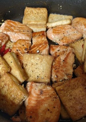 Hình của món Cá hồi kho đậu hũ.