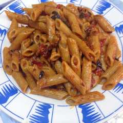 Una foto de Macarrones integrales con atún, cebolla caramelizada y mucho más