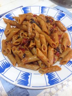 Una foto de Macarrones integrales con atún, cebolla caramelizada y mucho más