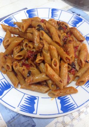 Una foto de Macarrones integrales con atún, cebolla caramelizada y mucho más