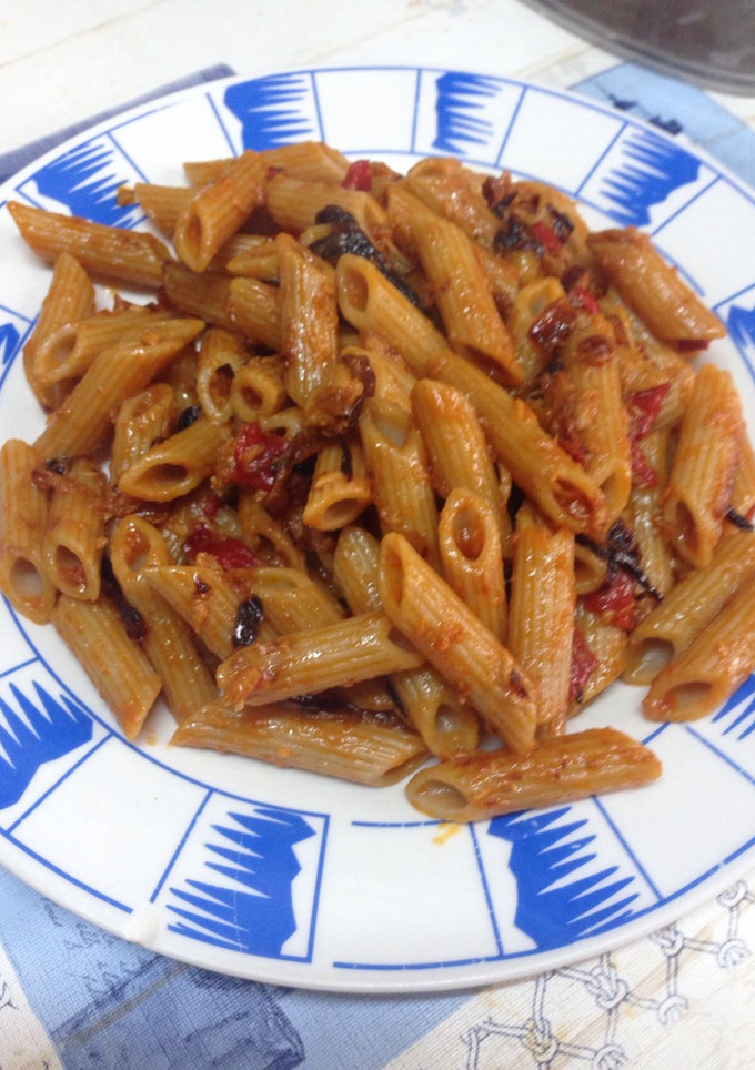 Una foto de Macarrones integrales con atún, cebolla caramelizada y mucho más