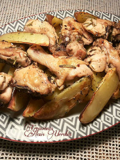 Una foto de Pollo al ajillo y romero al horno con patatas asadas
