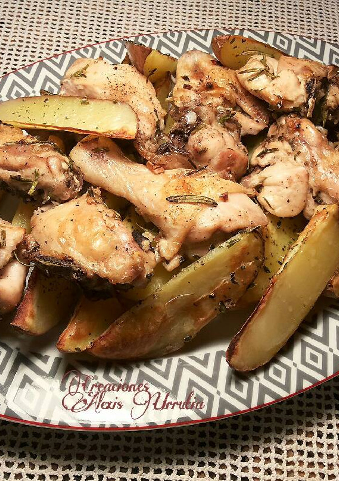 Una foto de Pollo al ajillo y romero al horno con patatas asadas