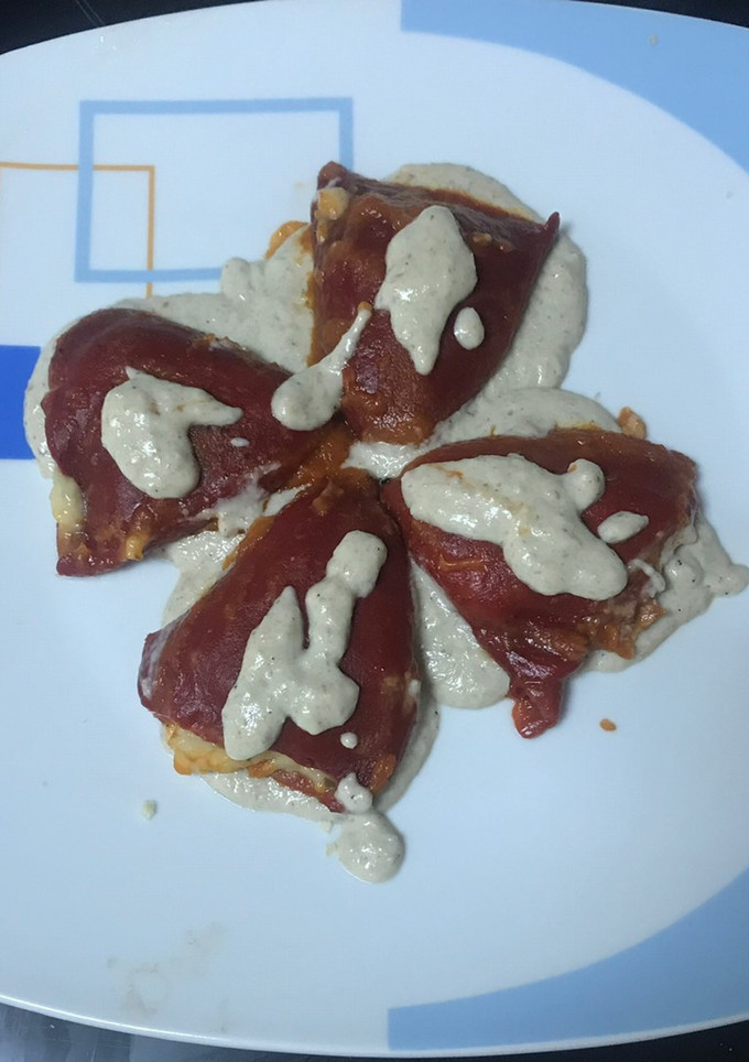 Una foto de Oro rojo (pimientos del piquillo de Lodosa) rellenos de bacalao y gambas con salsa de hongos
