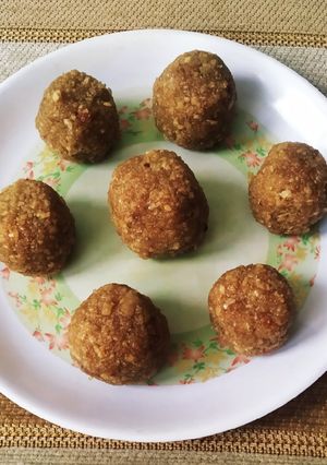 ભાખરી ચુરમા ના લાડુ (Bhakhri Churma Ladoo Recipe In Gujarati) રેસીપી મુખ્ય ફોટો