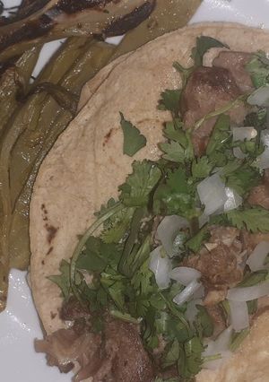 Una foto de Tacos de suadero con consomé. 🐄