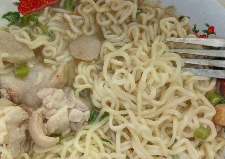 Mie instan ayam bakso spesial