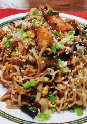 Φωτογραφία της συνταγής "Noodles chow mein με γαρίδες και σουρίμι" 🥡🍤