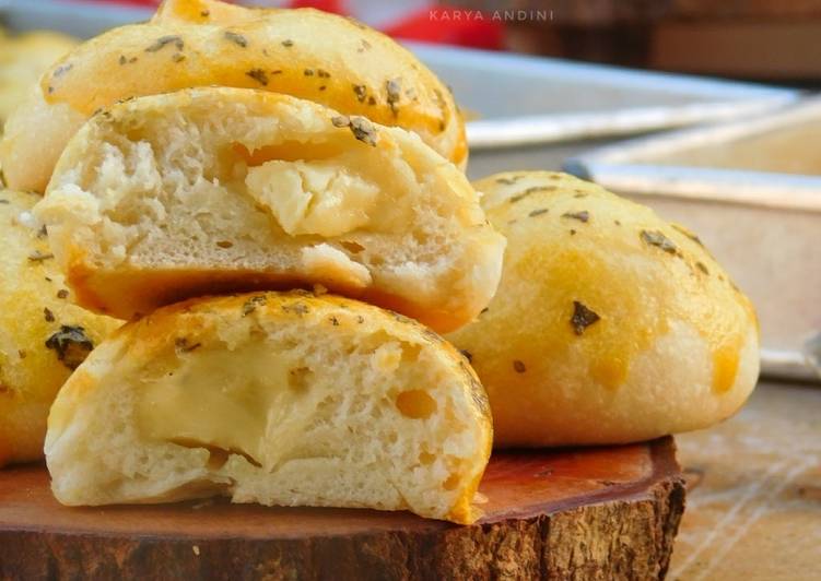 Cara Gampang Menyajikan Cheesy Boms Bread / Roti Isi Keju yang Enak