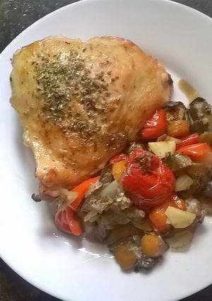 Una foto de Pollo sobre colchón de vegetales