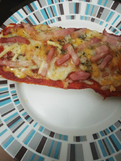 Una foto de Paninni de bacon y queso
