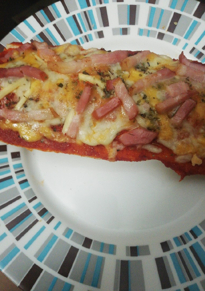 Una foto de Paninni de bacon y queso