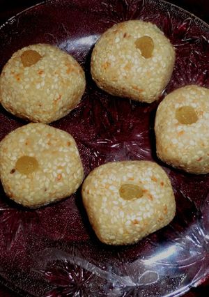A picture of Til mava laddo/ Sesame seeds laddo.
