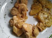 Una foto de patata con salsa de champiñones