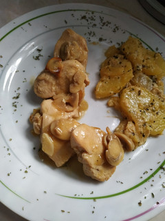 Una foto de Churrasquitos de pollo en salsa de vino blanco y patatas crema